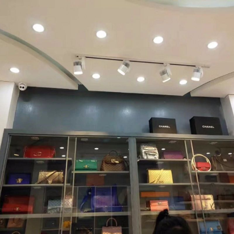 Đèn chiếu điểm 20W 882 màu trắng lắp đặt tại showroom nội thất