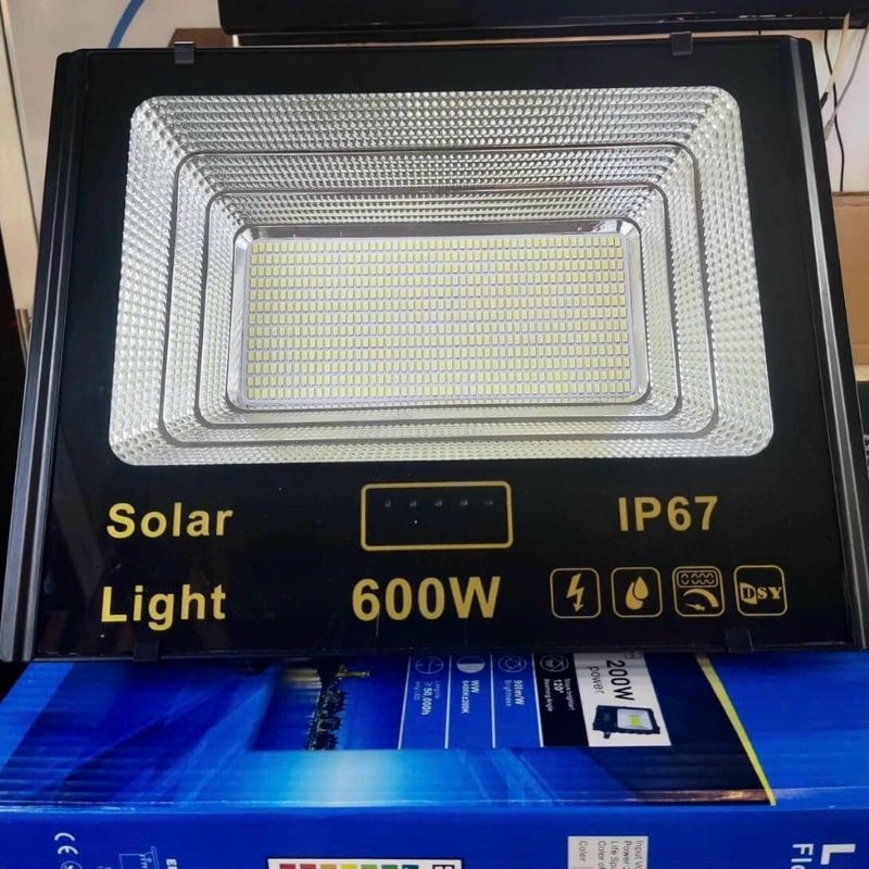 Đèn pha vuông nhôm DBS600W năng lượng mặt trời 600W